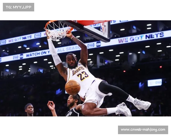 特写：布鲁克斯快攻扣篮点燃士气，太阳三分雨击溃湖人防守